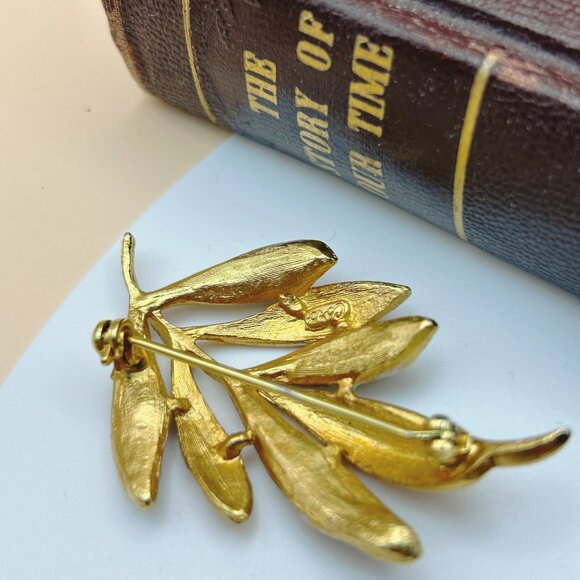 Vintage Signed Coro Gold Tone Leaf Brooch with Rhinestones - Picture 5 of 5